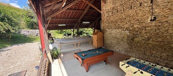 Le Domaine des Gameaux, gîte, large courtyard, kitchen area, games, workshops