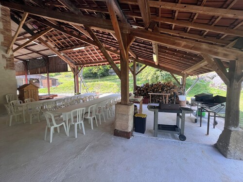 Le Domaine des Gameaux, gîte, grand préau, espace cuisine, jeux, ateliers