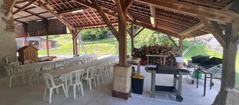 Le Domaine des Gameaux, gîte, large courtyard, kitchen area, games, workshops