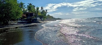 Skylodge B&B - Bali Jungle Retreat with Fine Dining & Eco Pool