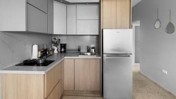 Refrigerador, microondas, parrilla de estufa y cafetera y tetera