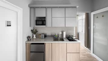 Refrigerador, microondas, parrilla de estufa y cafetera y tetera