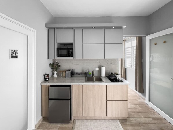 Fridge, microwave, stovetop, coffee/tea maker