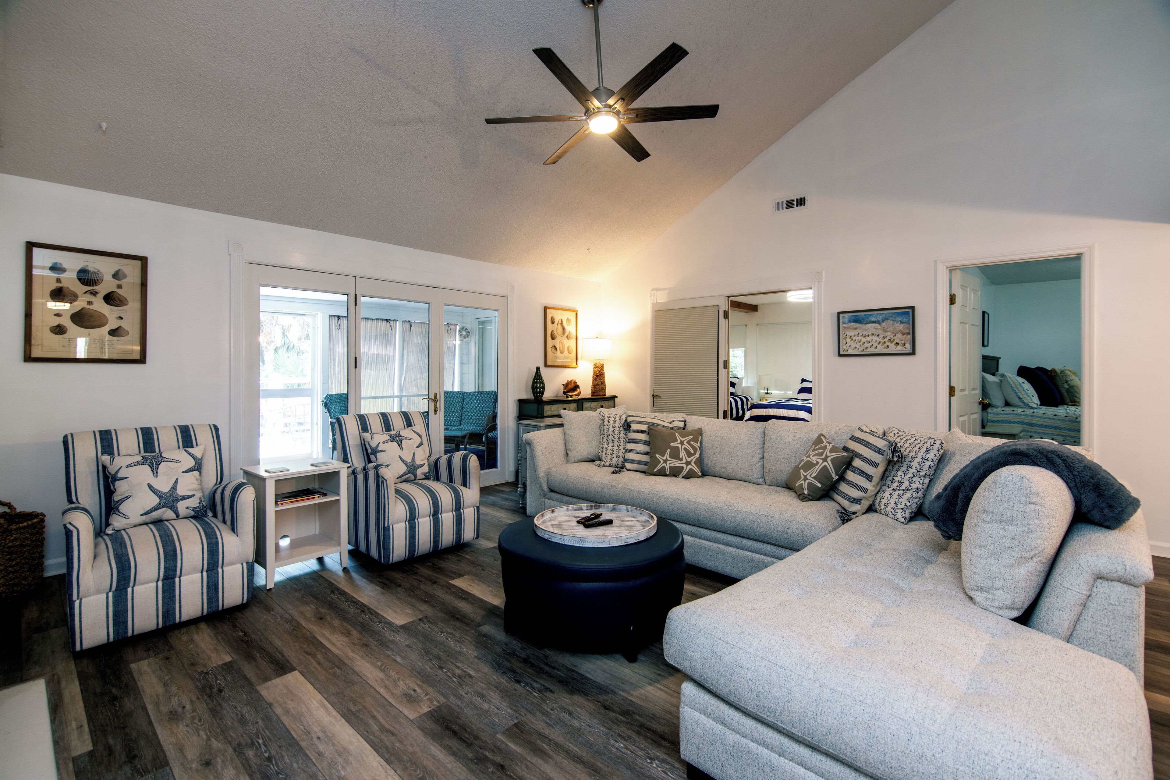 Smart-TV, Kamin, Tischtennisplatte