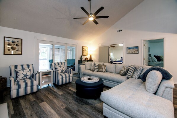 Smart-TV, Kamin, Tischtennisplatte