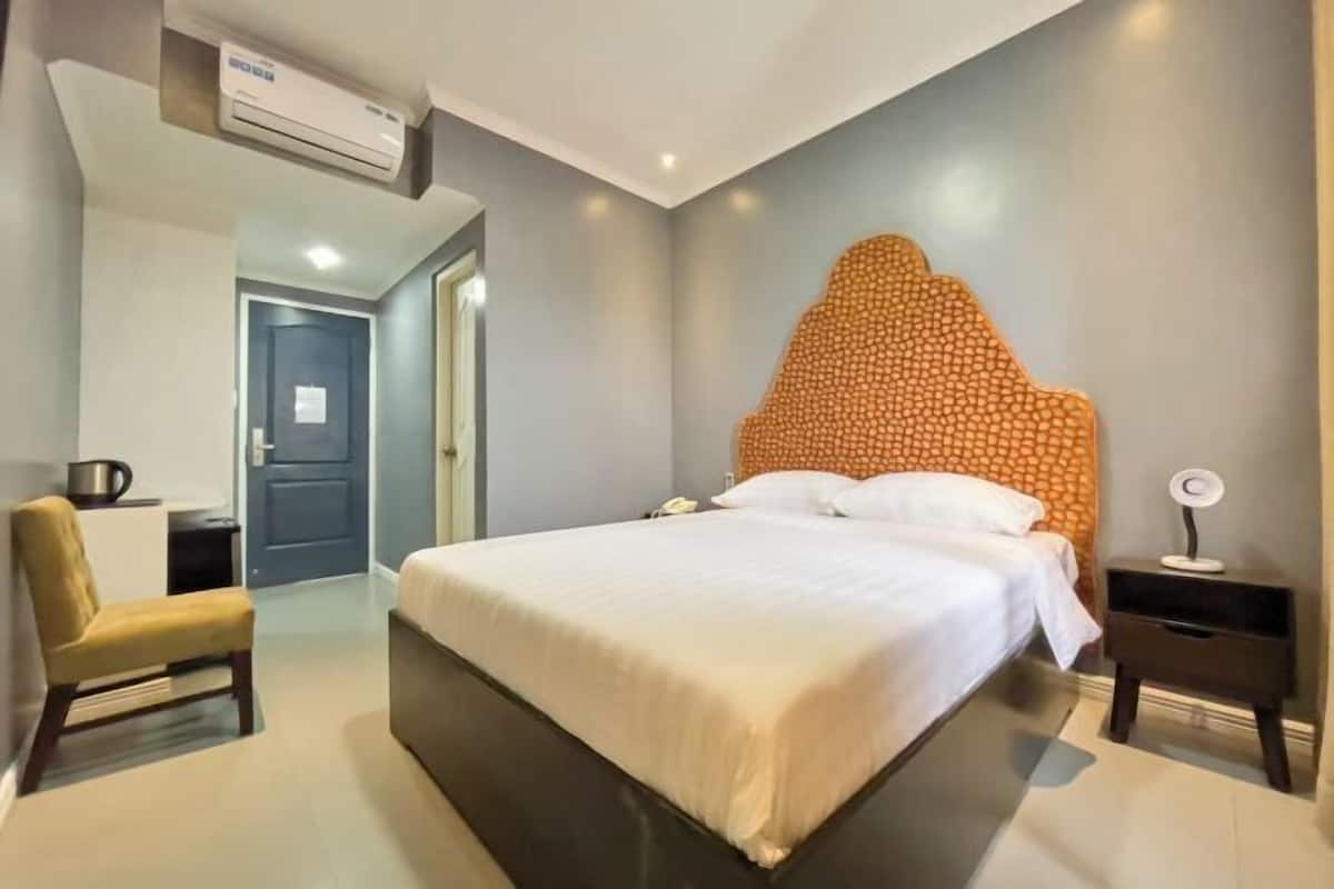 Desk, soundproofing, free WiFi, bed sheets