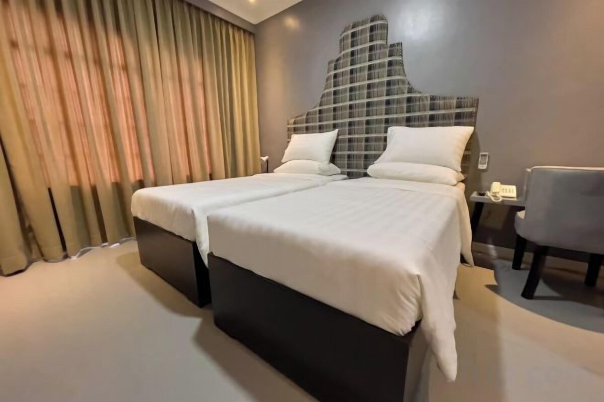 Desk, soundproofing, free WiFi, bed sheets