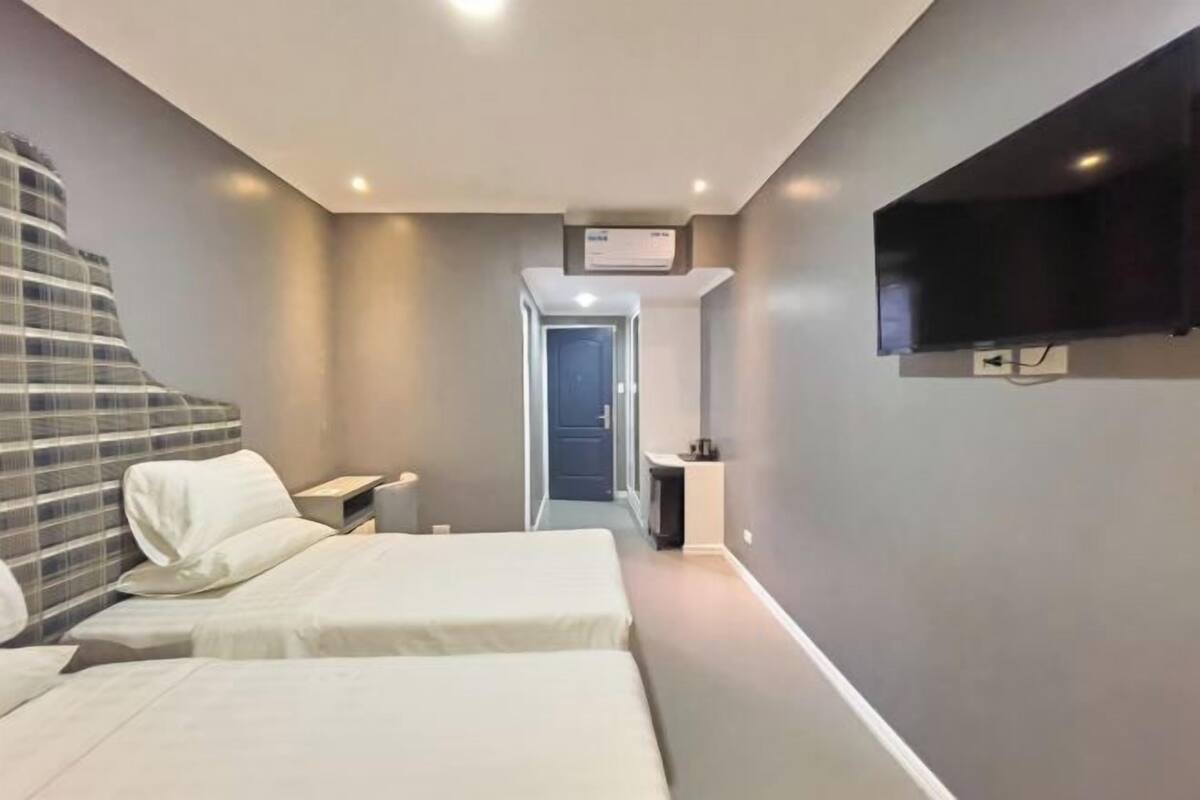 Desk, soundproofing, free WiFi, bed sheets