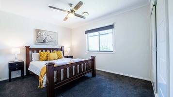 4 Schlafzimmer, Bügeleisen/Bügelbrett, Reisekinderbett, WLAN