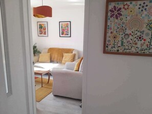 TV, stereo - 1-Bed Seaside Retreat - Sleeps 2, Parking & Garden (Peacehaven)