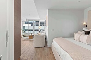 1 Schlafzimmer, Schreibtisch, Bügeleisen/Bügelbrett, Reisekinderbett