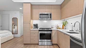 Refrigerador, microondas, horno y parrilla de estufa