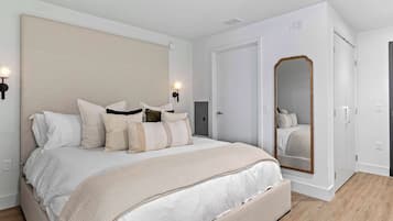 1 slaapkamer, een bureau, een strijkplank/strijkijzer, reisbedje