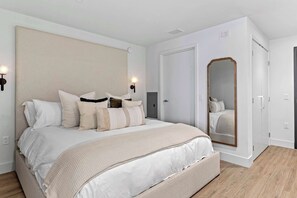 1 habitación, escritorio, tabla de planchar con plancha y cuna de viaje 