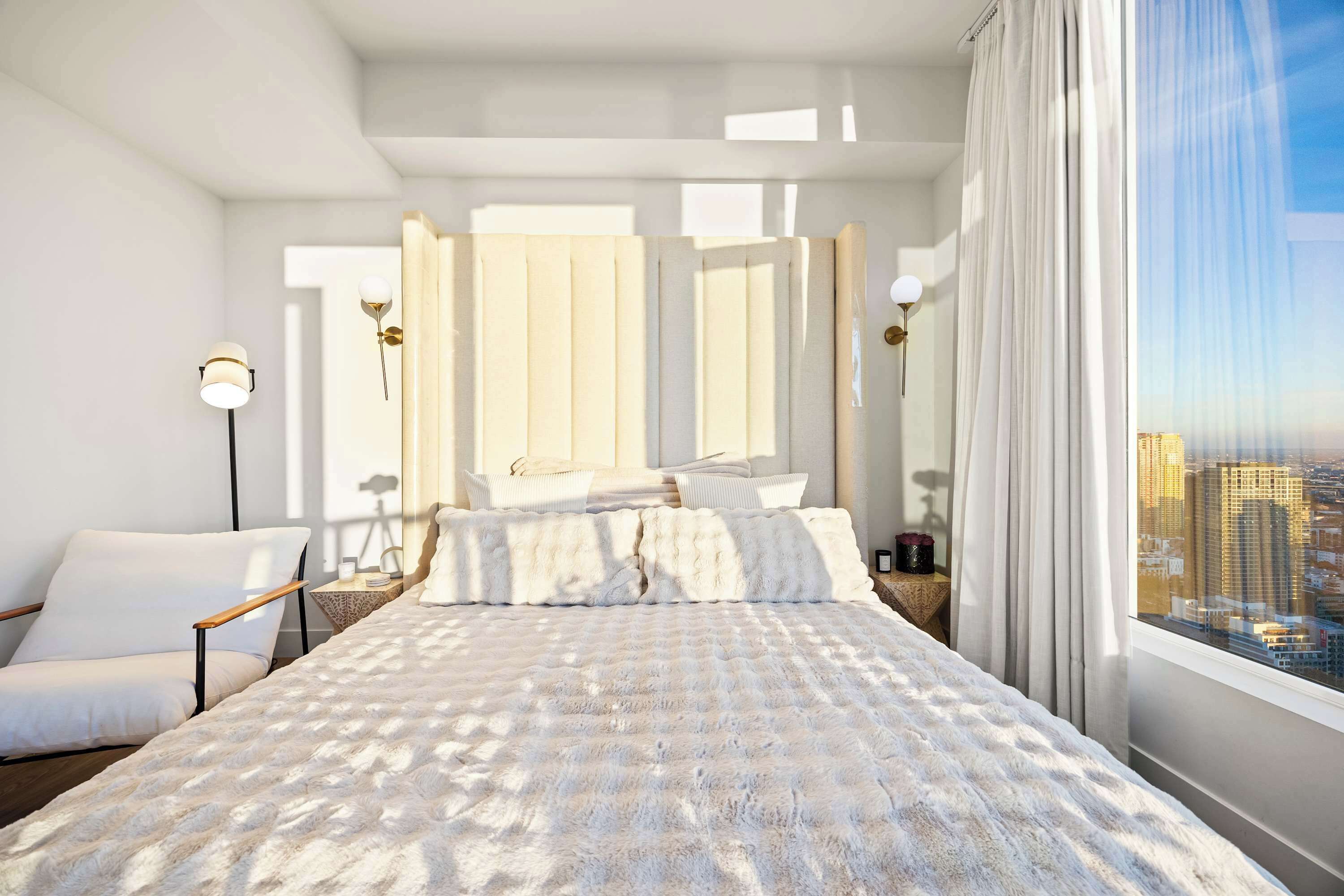 1 habitación, escritorio, tabla de planchar con plancha y cuna de viaje 