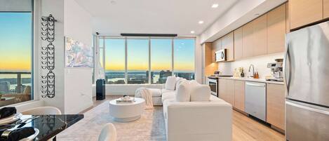 TV, videogames, livros, escritórios