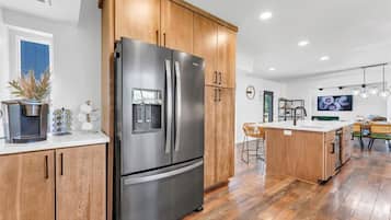 Geladeira, micro-ondas, fogão, cooktop