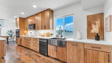 Jääkaappi, mikroaaltouuni, uuni, liesi