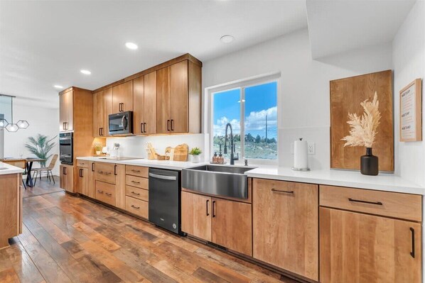 Refrigerador, microondas, horno y parrilla de estufa 