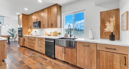 NEW Mountain View Retreat w/ Swim Spa & Mini Golf