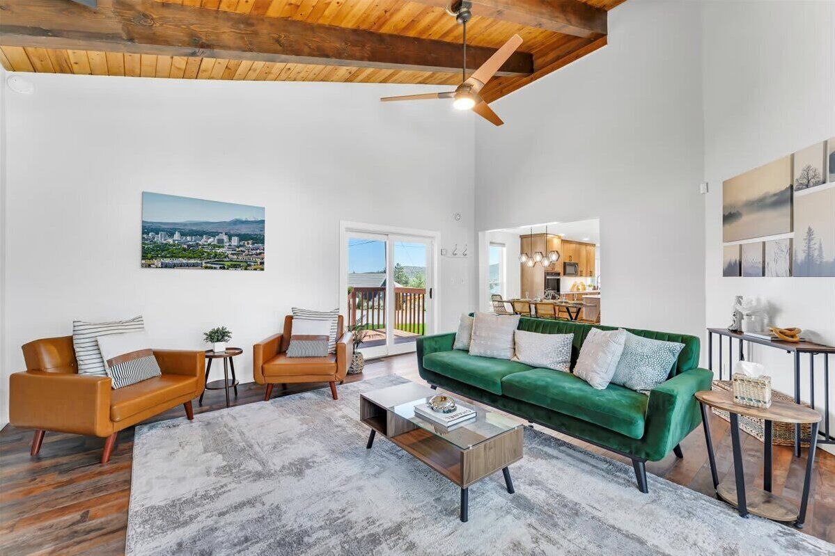 Televisie, boeken en een kantoor