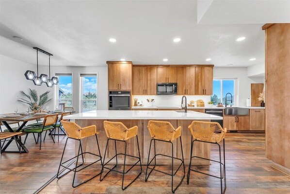 Kjøleskap, mikrobølgeovn, ovn og kokeplater