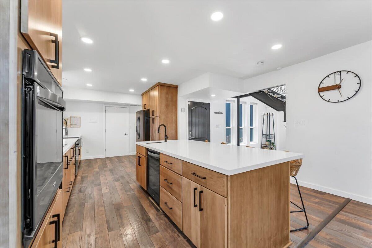 冷蔵庫、電子レンジ、オーブン、コンロ