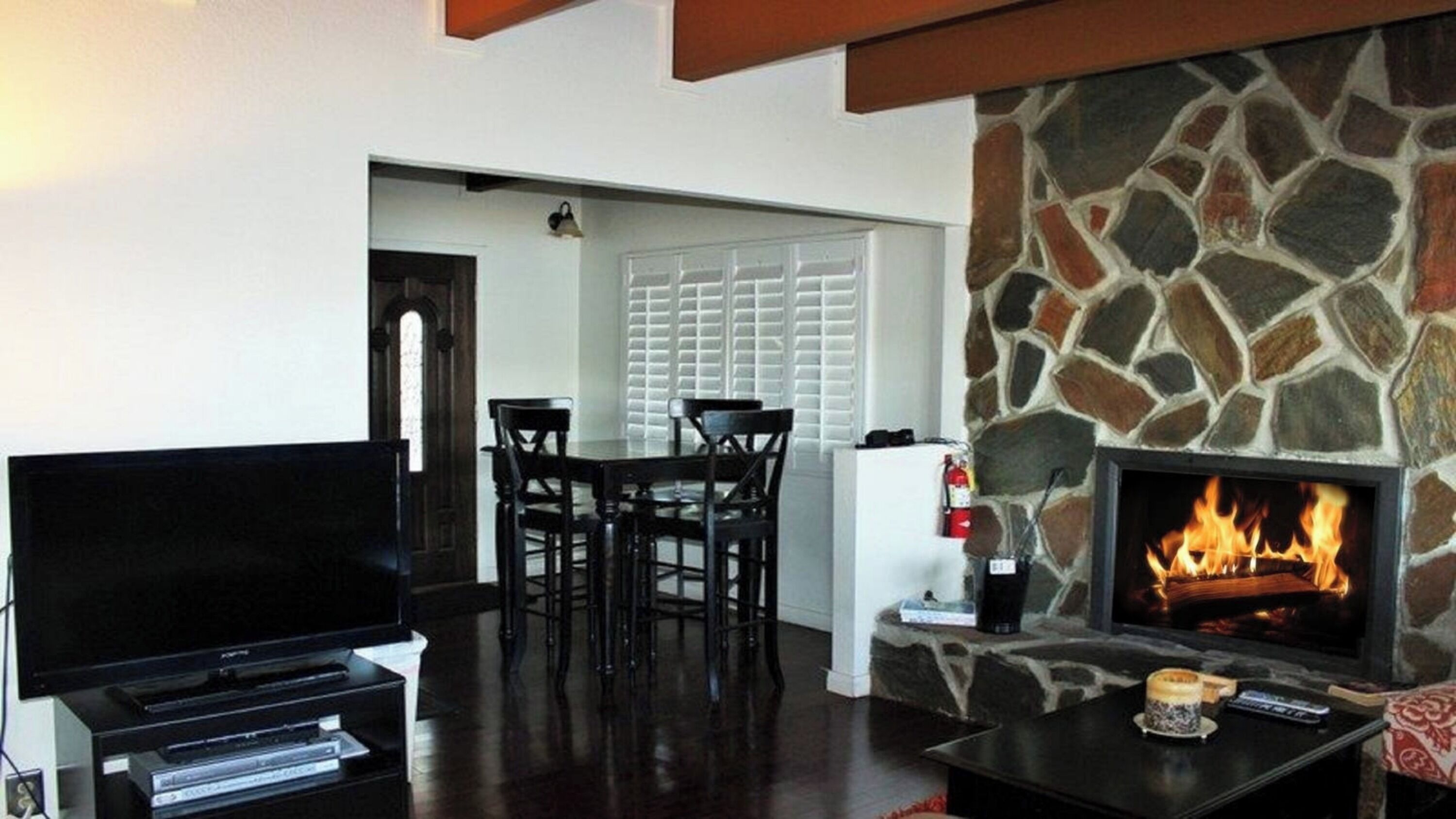 Cabin dành cho gia đình, sân hiên, quang cảnh hồ | Phòng khách | Smart TV 45-inch có truyền hình cáp, lò sưởi 