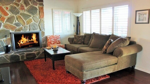 45-inch Smart TV with cable channels, fireplace