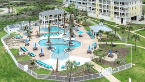 Un complexe hôtelier doté d’une piscine, de plusieurs bâtiments et offrant une vue sur l’océan.