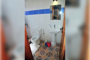 Séchoir à cheveux, serviettes fournies, savon, papier de toilette