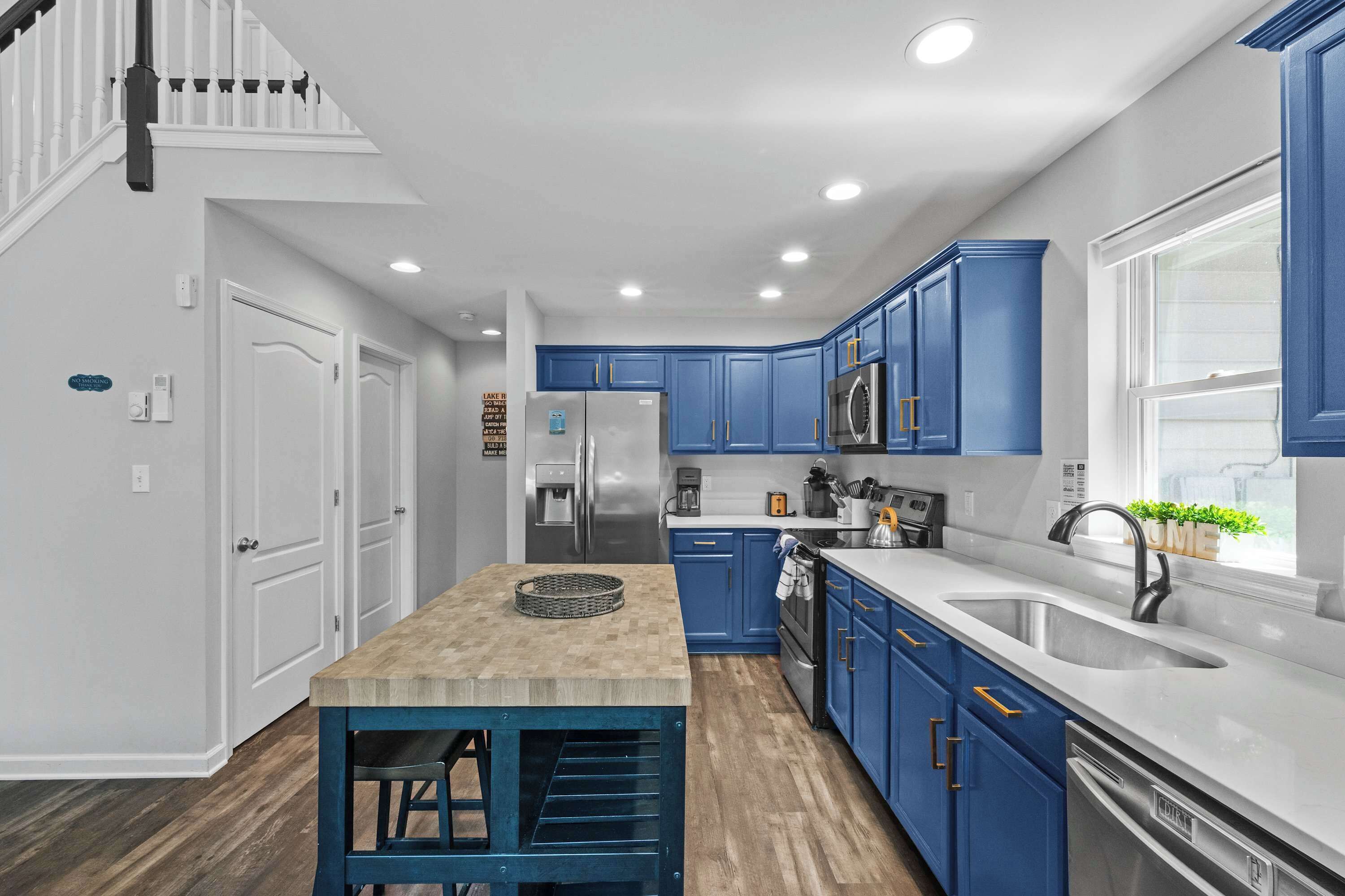 Jääkaappi, mikroaaltouuni, uuni, liesi