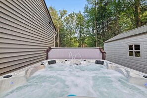 Outdoor spa tub - Longfellow Lodge | Hot Tub, Kayaks & Game Room (Albrightsville)