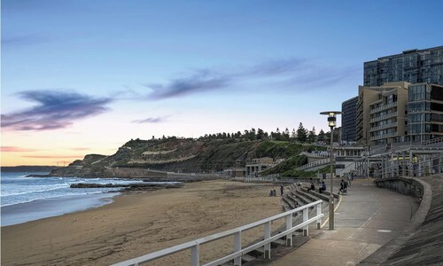 Charming Townhouse Steps from Newcastle Beach