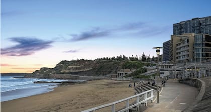 Charming Townhouse Steps from Newcastle Beach