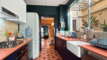 Refrigerador, microondas, horno, placa de cocina