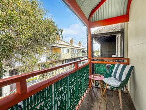 Property grounds - Charming Townhouse Steps from Newcastle Beach (Newcastle East)