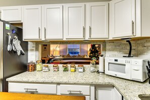 Fridge, microwave, stovetop, dishwasher