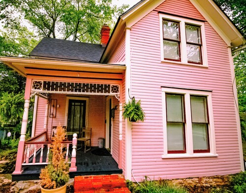 Luxurious Ozark King Room w/ Jetted Jacuzzi Tub, AC in Enchanting Eureka Springs