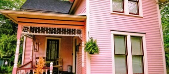 Luxurious Ozark King Room w/ Jetted Jacuzzi Tub, AC in Enchanting Eureka Springs