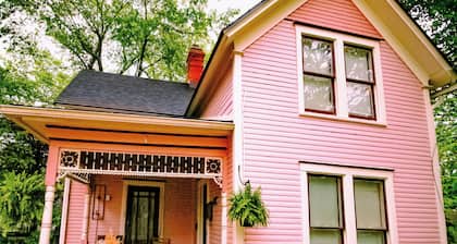 Luxurious Ozark King Room w/ Jetted Jacuzzi Tub, AC in Enchanting Eureka Springs