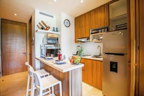 Geladeira, micro-ondas, cooktop, cafeteira/chaleira