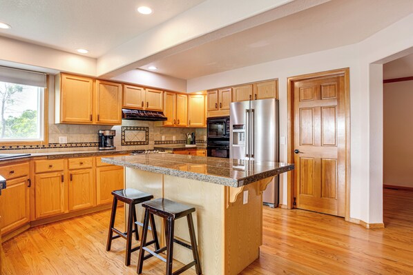 Fridge, microwave, stovetop, dishwasher