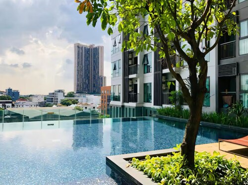 5 Star Sukhumvit Condo Infinity Pool Gym Sauna