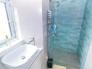 Shower - NEAD NA BHFÁINLEOG (SWALLOWS’ NEST) in Claddaghduff, County Galway (Clifton)