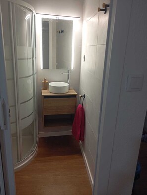 SĂšche-cheveux, serviettes fournies, savon, papier toilette