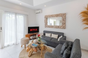 Living area - Villa Mylandro by Pertama Stay (Canggu)