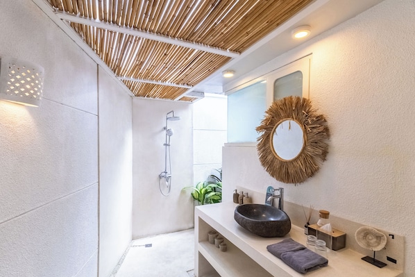 Villa, Poolblick, zum Garten hin | Badezimmer | Kostenlose Toilettenartikel, Haartrockner, Handtücher, Seife