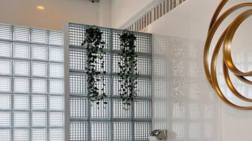 Chambre Double, vue jardin | Salle de bain | Chaussons