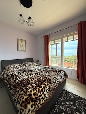 1 slaapkamer, een kluis op de kamer, een strijkplank/strijkijzer